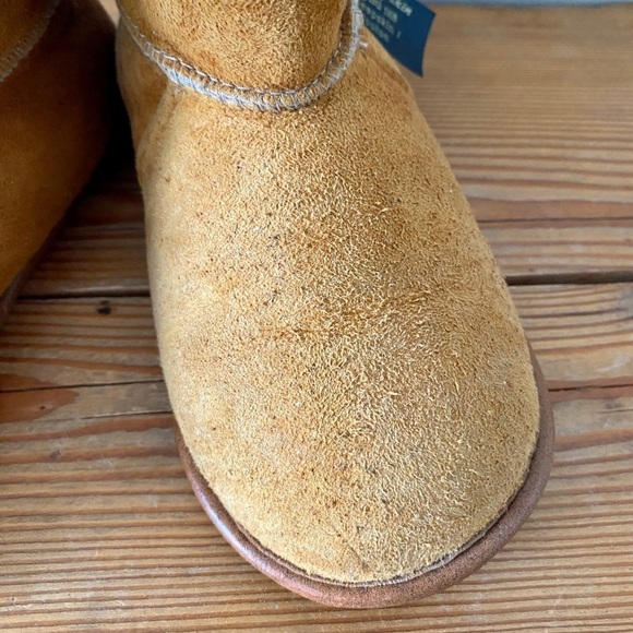 Lanark Sheepskin | Unisex UGG-style Child Slippers Made in Canada - Picture 5 of 6